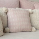 Almofada em Tricot Xadrez com Pompom Bela
