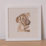 Quadro Bordado Cachorro Bege Flick