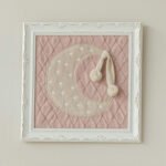 Quadro Bordado Lua em Tricot Bela